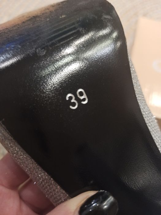 Сребристи обувки на висок ток, 39 номер