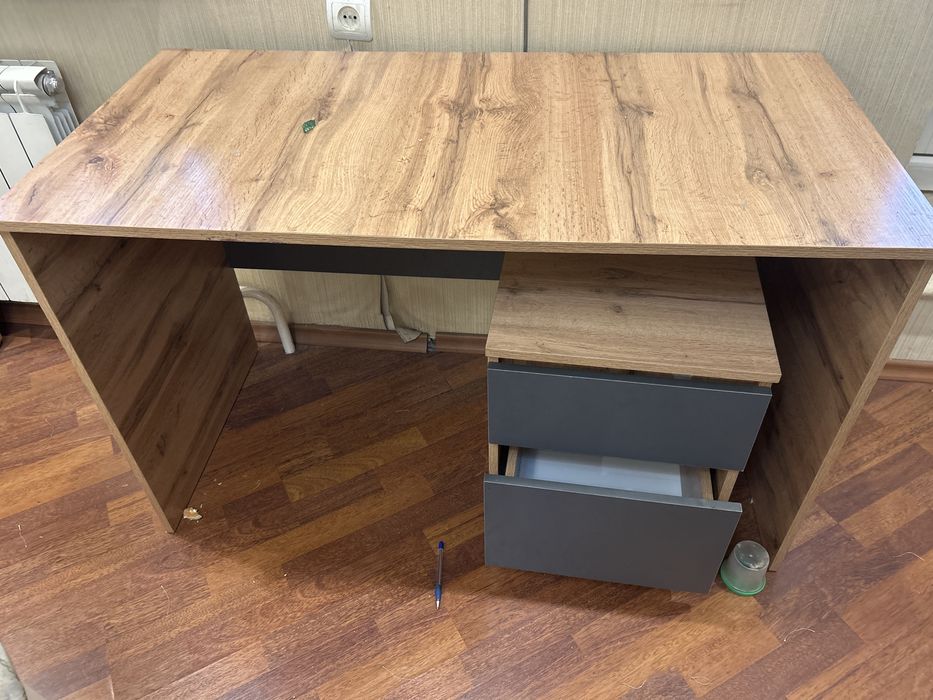 Продам стол с тумбочокой и парту