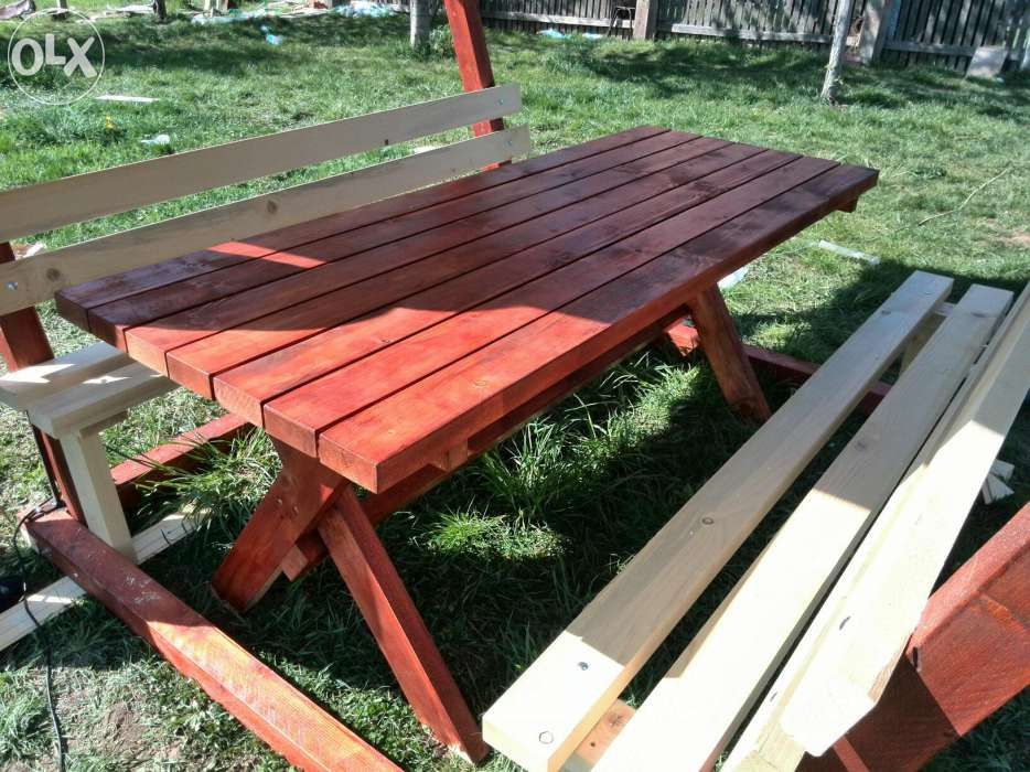 Foisor lemn cu masa si banci.