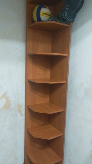 Продается угловая настенная полка-шкаф.