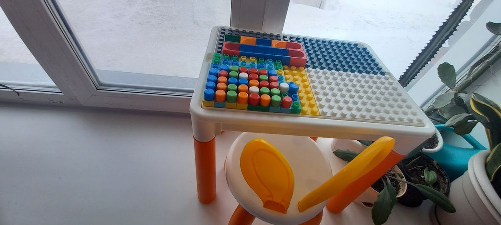 Продам столик для детей