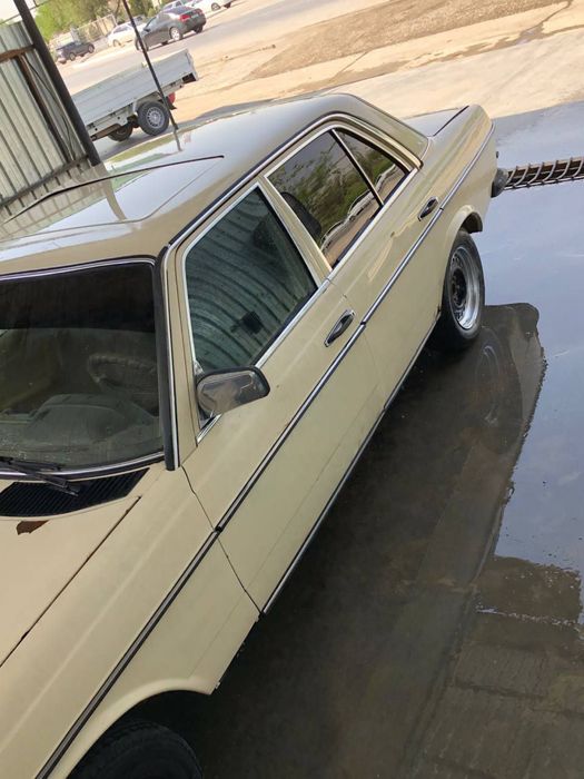 W123 Mersedes-benz.RETROO