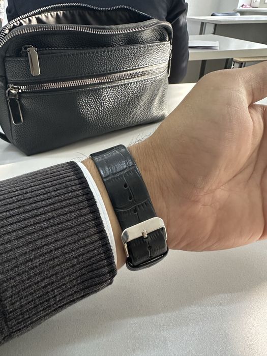 Klassik soat Gerb shakli tushurilgan zudlik bilan sotiladi