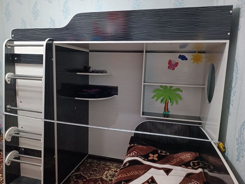 Двухъярусная кровать со шкафом и полками