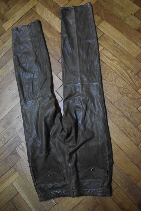 Pantaloni din piele