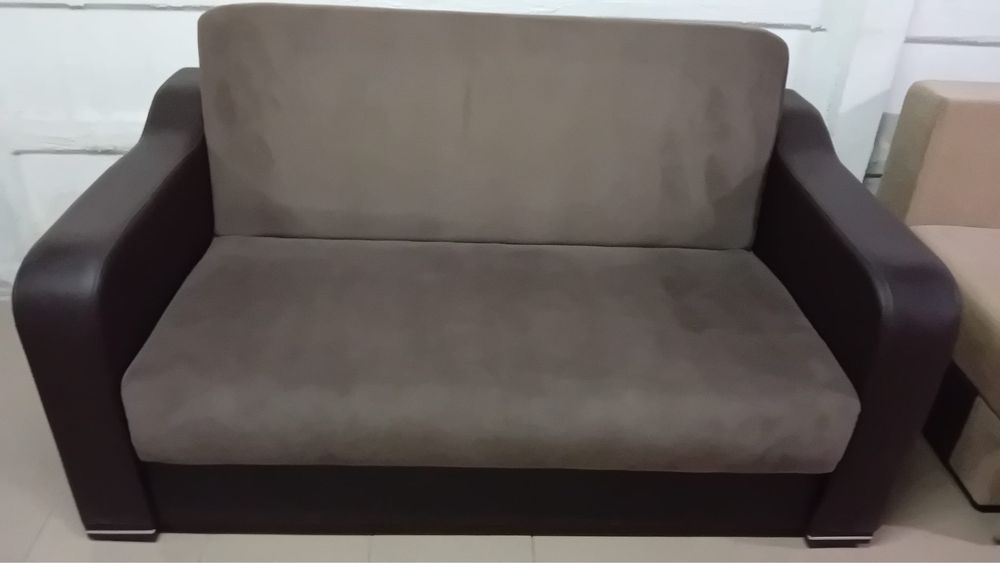 Canapea extensibila cu loc pentru haine