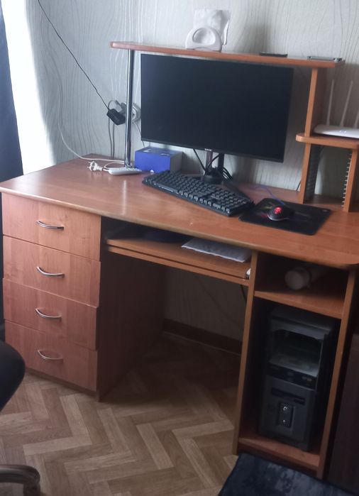 Продам компьютерный стол