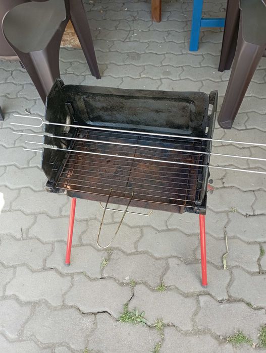 Vand gratar pliabil, portabil ideal pentru picnicuri la iarba verde.