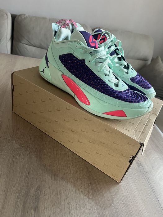 Продава обувки Jordan Brand