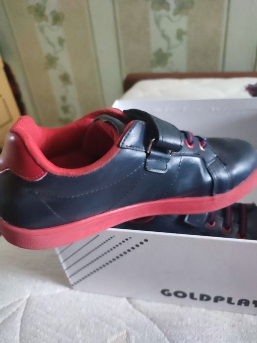 Кроссовки  кожа р.35