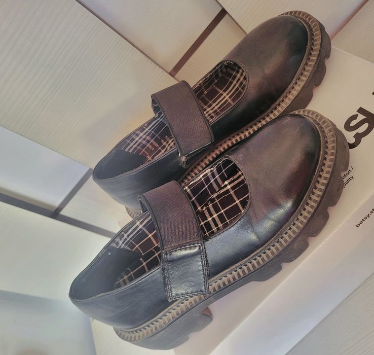 Продам школьные туфли