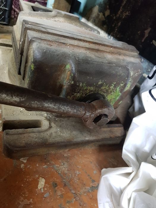 Срочно Продам большой огромный тиски Советский СССР