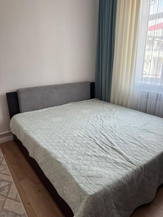 Продаётся кровать и тумбочки.