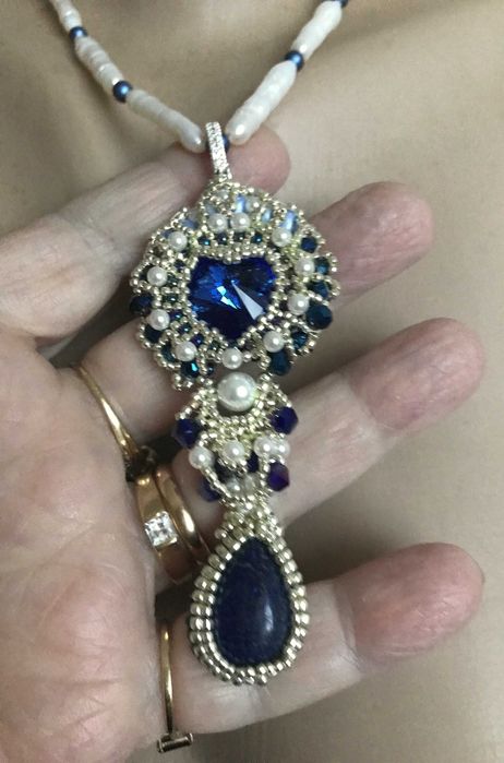 Colier handmade cu perle biwa naturalr albe,lapis lazuli si pandant