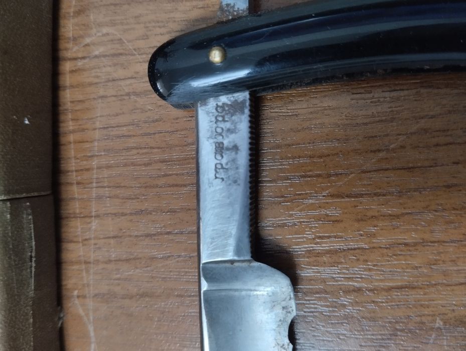 Опасная бритва .