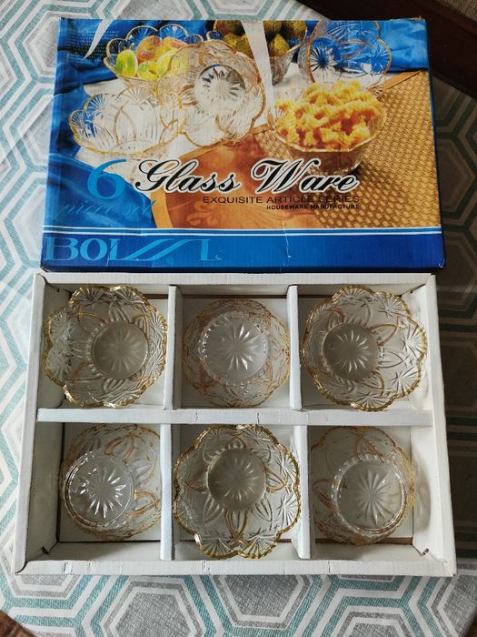 Посуда в коробках.