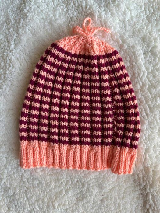 Ръчно изплетени шапки от баба с плетен помпон