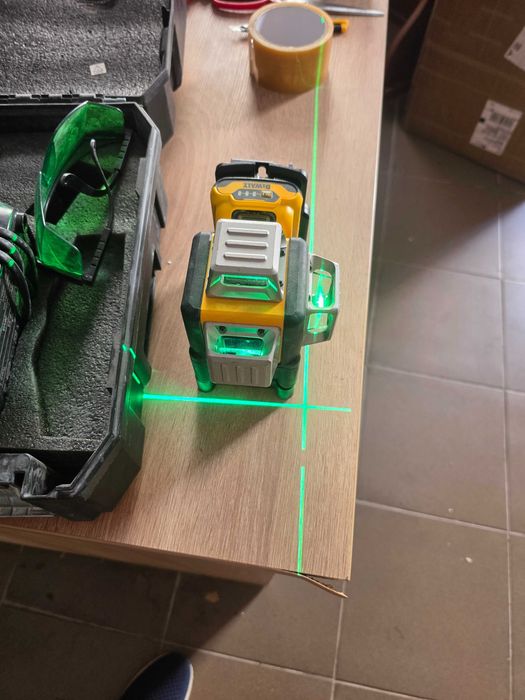 Nivela laser cu linie 3 360/Verde | Laser XR verde de 12V cu 3 linii autonivelante la 360°, rază de acțiune de 30 m