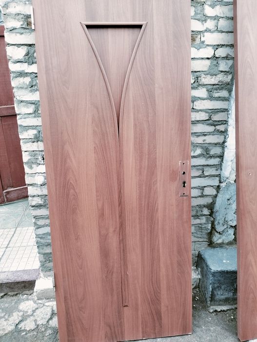 Продам двери 8000