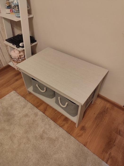 Măsuță din pal de cafea culoare alb murdar . E in stare foarte bună.