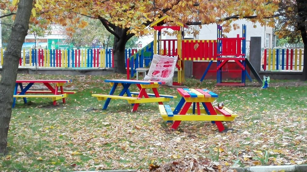 Оборудване за детски площадки и детски градини с екологични бои