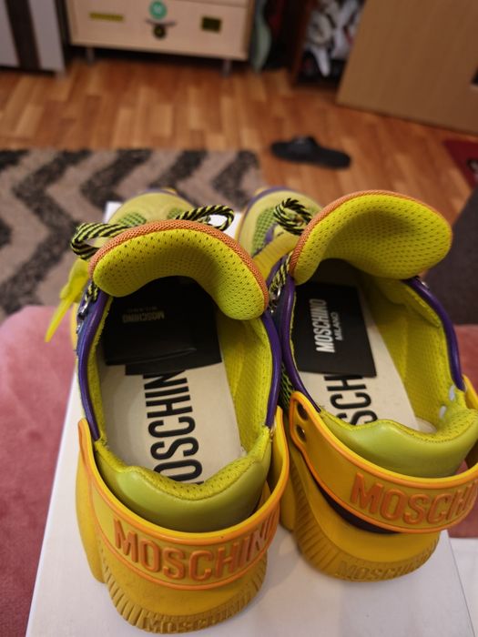 Vând adidași moschino