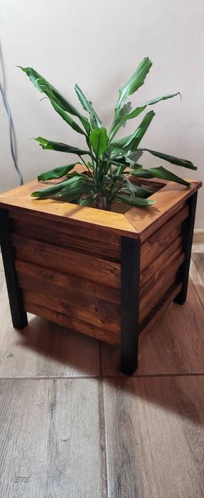 Саксии .саксия от дърво