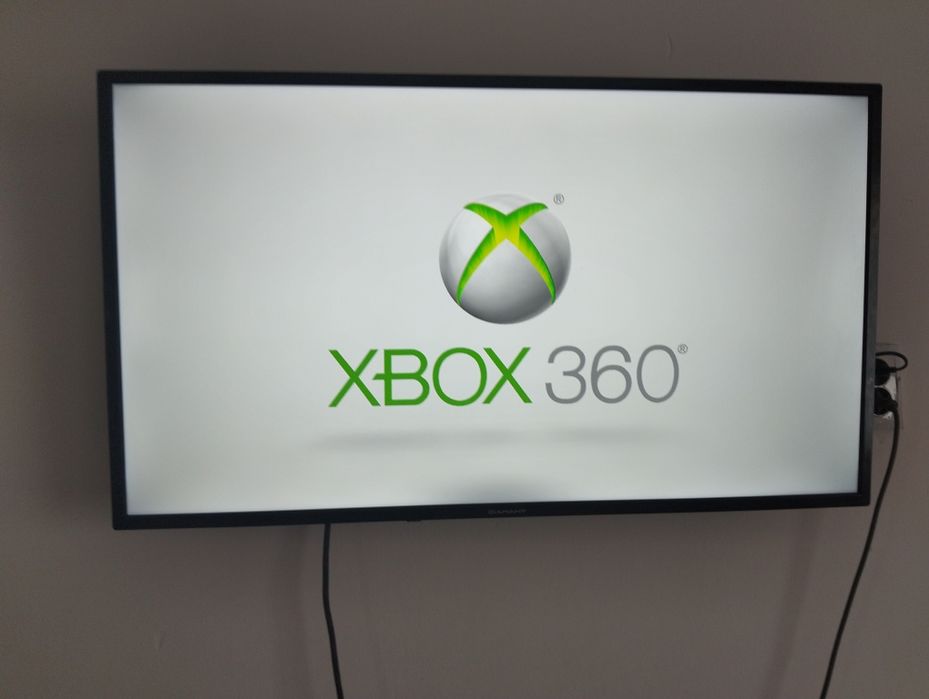 X box 360 cu 2 manete și 4 jocuri