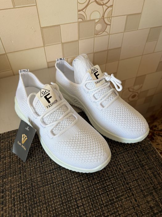 Кроссовки женские