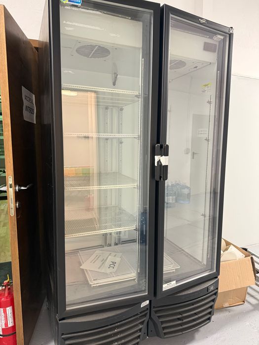 Frigider/ Vitrina cu 2 usi