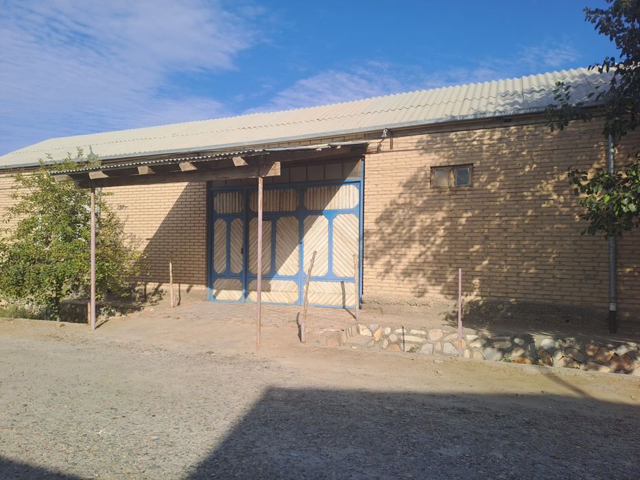 Taylor hovli sotiladi 4 xonali 6 sòtix . Narxi keliwiladi.