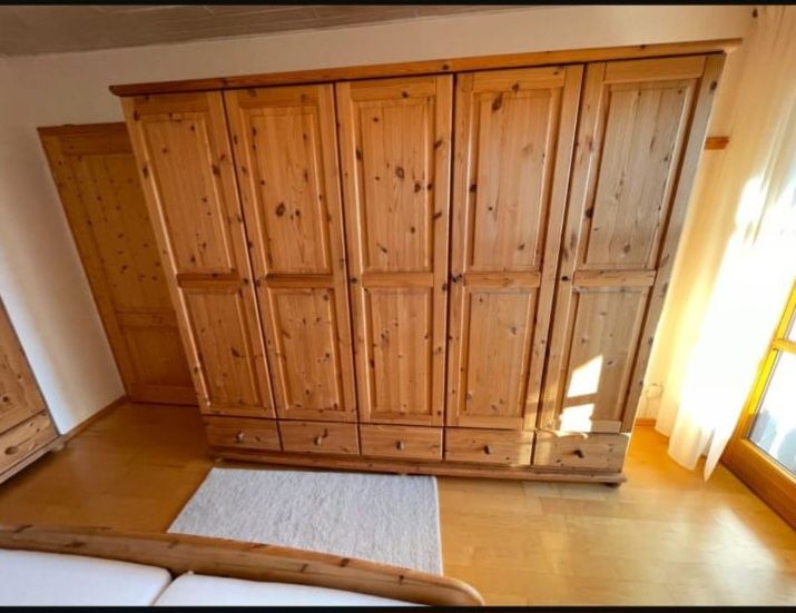 Mobilier complect din lemn Masiv. Pat dulap comoda