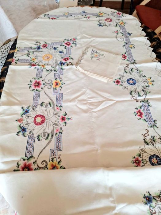 Ленена ръчно бродирана покривка