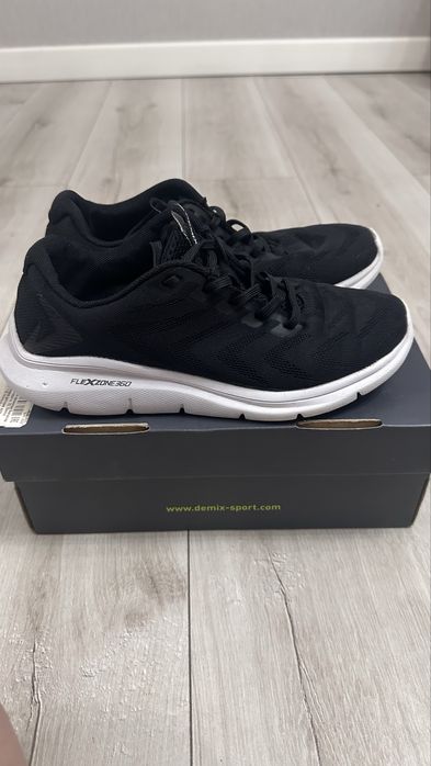 Продам кроссовки Demix