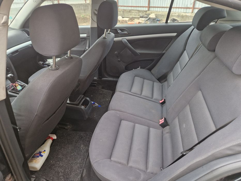 Se vinde masina 2100e ușor negociabilă