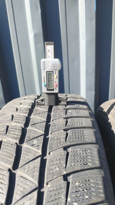 Vând anvelope 215/65/17