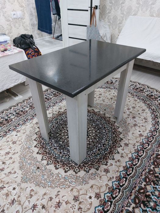 Продается новый стол.