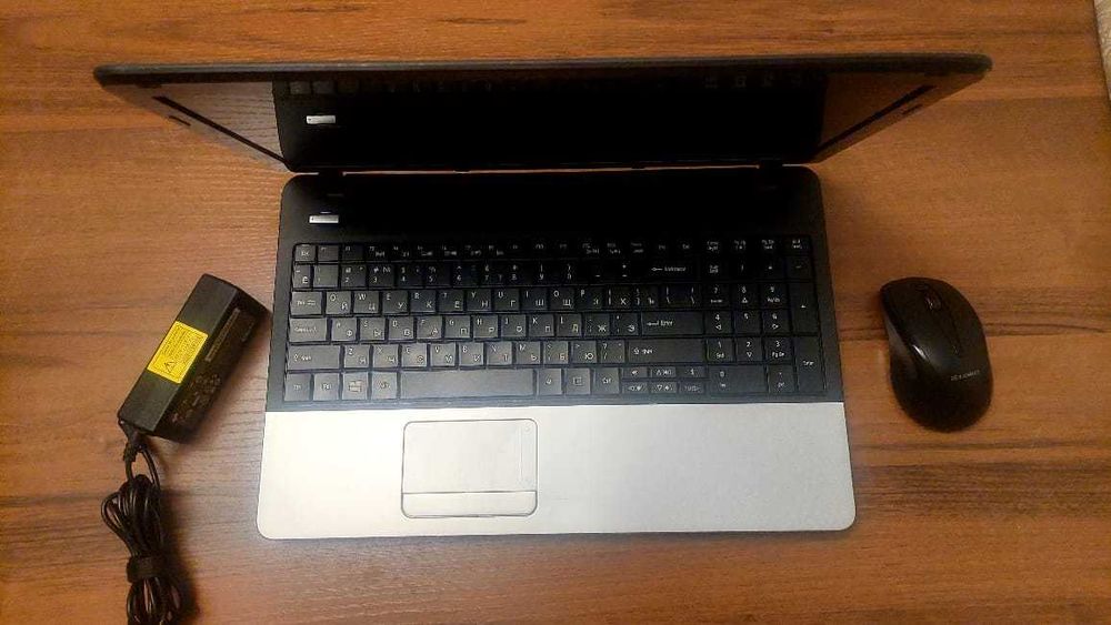 Ноутбук Acer aspire E1
Intel Celeron. Беспроводная мышь, новая батарея