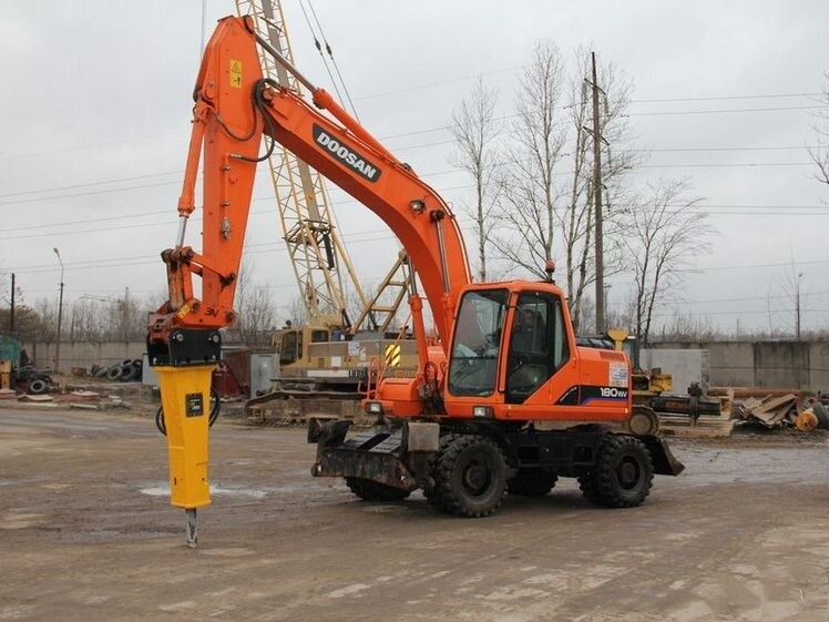 Экскаватор-погрузчик три в одном. Экскаватор-погрузчик.