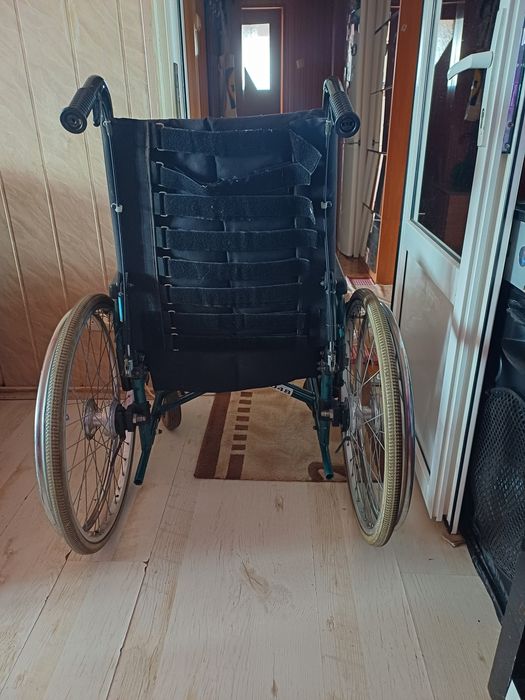 Vând  scaun cu rotile