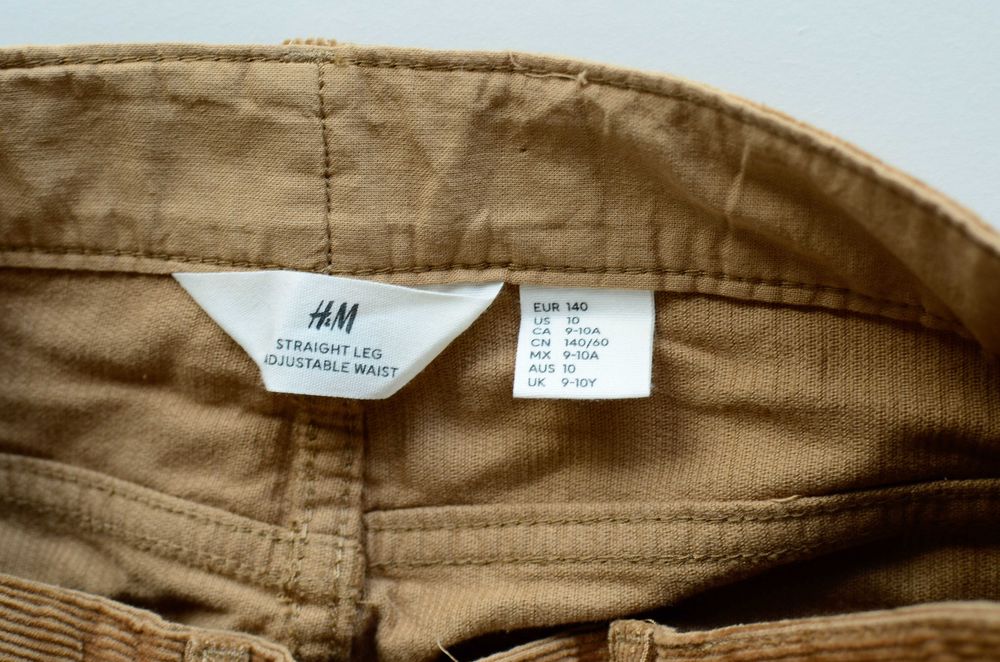 Панталон за момче H&M, тип джинси, кадифена материя. Подходящ за есен-пролет. Размер 140