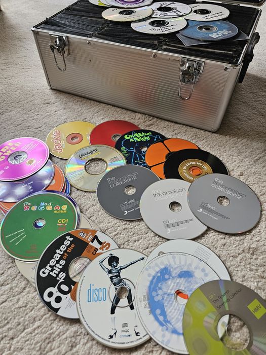 Метален  куфар  за съхранение на CD  и  DVD.