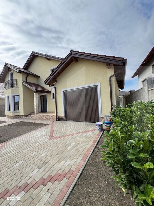 Casa Indivuala de vanzare-5 camere-4 bai-toate utilitatile.
