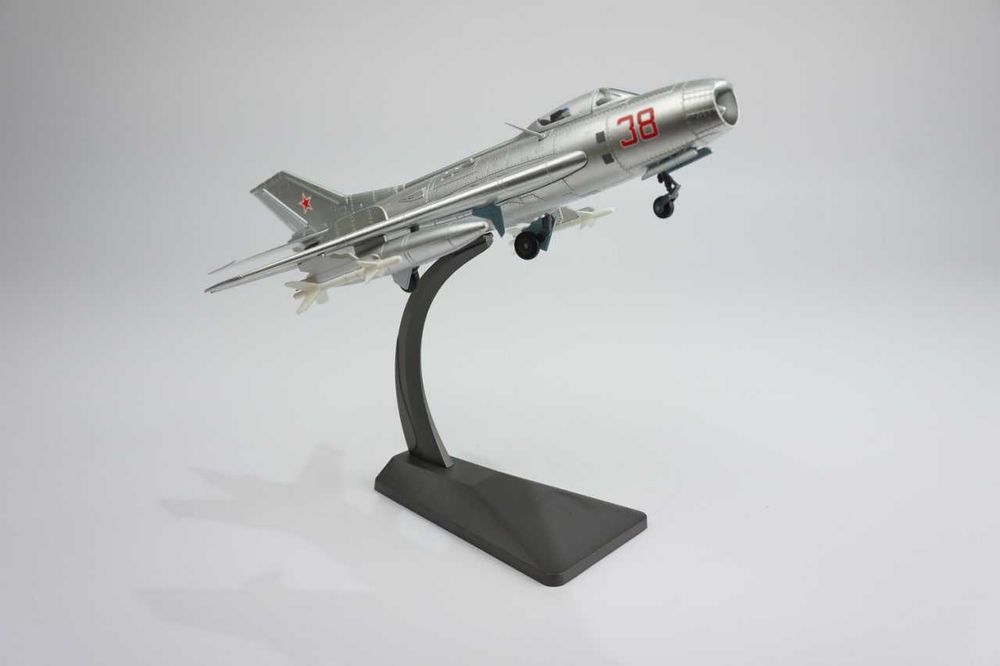 Сборная модель самолета МиГ-19 (НПО “Вектор”, СССР, 1:72). РАРИТЕТ.