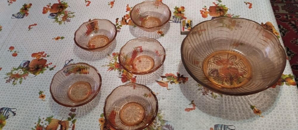 2 различни комплекта "Купа с 5-6 малки купички от кафяво стъкло