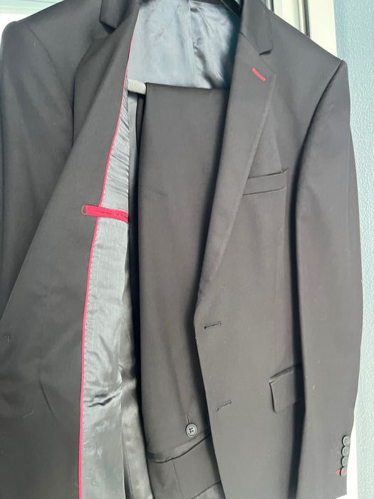 Продавам два мъжки костюма в отлично състояние-носени по веднъж,без забележки.