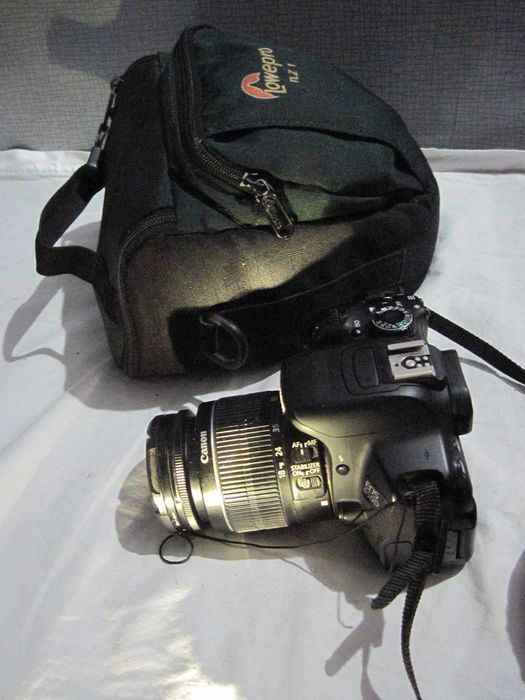 Aparat foto DSLR Canon 650D + obiectiv 18-55 VR