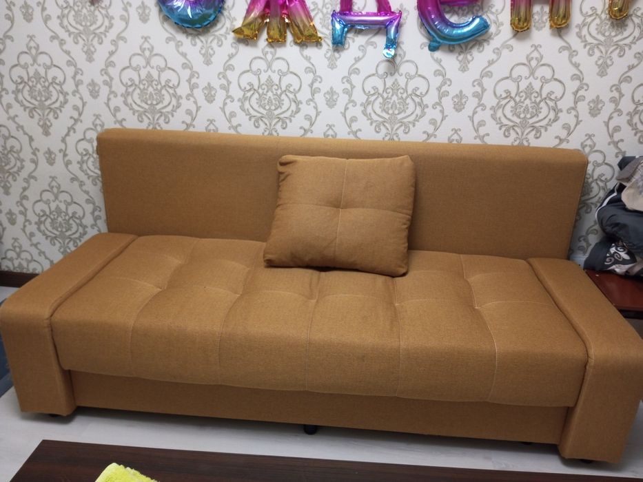 Диван с подушками