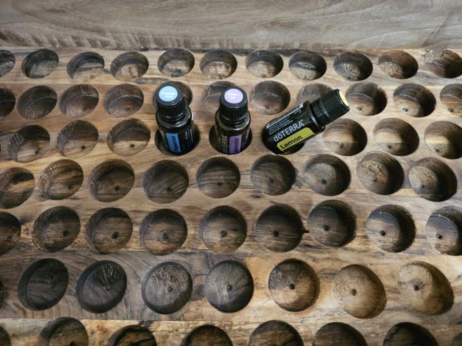 Ръчно изработена кутия от естествено дърво за шишенца с етерични масла