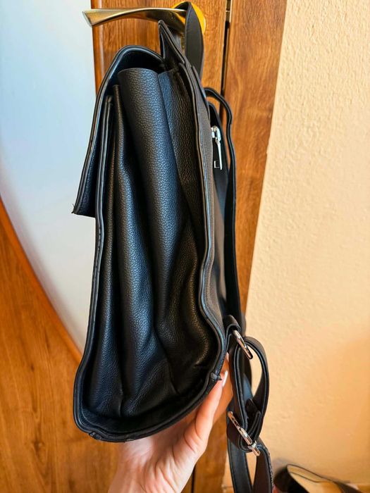 Кожена раница с три разделения и вътрешни джобове